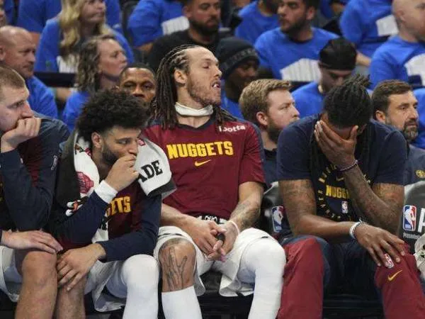 Para pemain utama Denver Nuggets menyaksikan pertandingan di akhir Game 7 melawan Thunder. (Foto: AP)