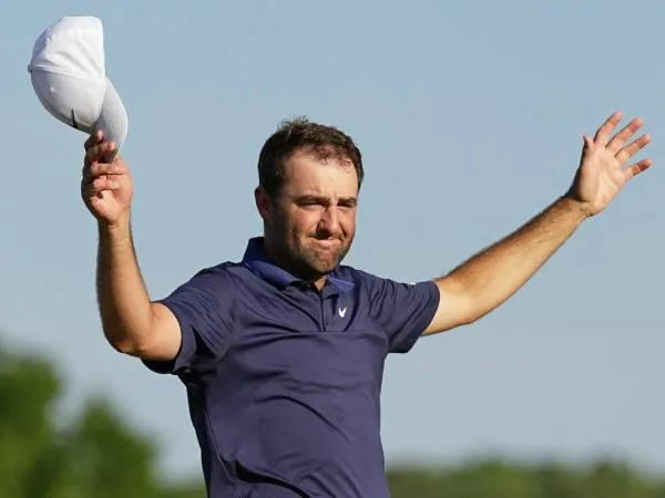 Scottie Scheffler merayakan kemenangannya di PGA Championship 2025. (Foto: Golf Digest)