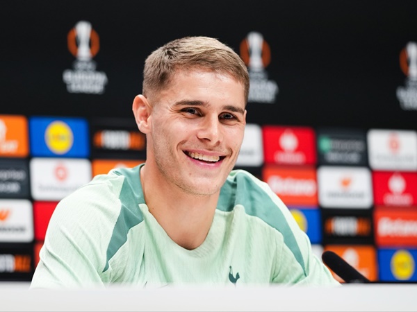 Van de Ven Bertekad Bungkam Kritik Dengan Juara UEL Bersama Tottenham