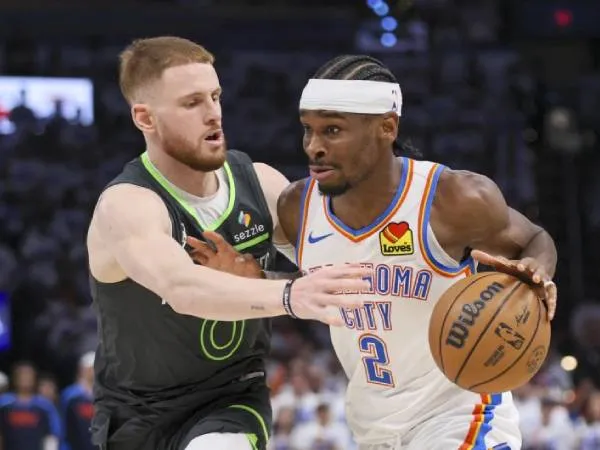 Bintang Thunder Shai Gilgeous-Alexander (kanan) mencetak 20 dari 31 poinnya di babak kedua di game 1 versus Wolves. (Foto: AP)
