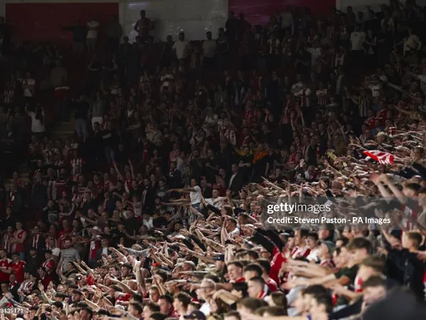 Pada Mei 2024, suporter Southampton masuk lapangan usai lolos ke final play-off Championship