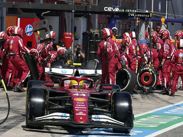 Kesulitan adaptasi Lewis Hamilton di Ferrari masih dianggap wajar oleh Carlos Sainz Jr.