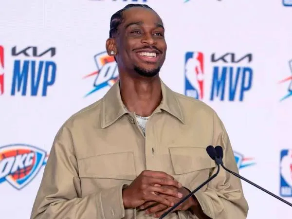 Shai Gilgeous-Alexander memberikan pidato setelah dinobatkan sebagai MVP NBA 2025 pada Rabu (21/5) malam. (Foto: AP)