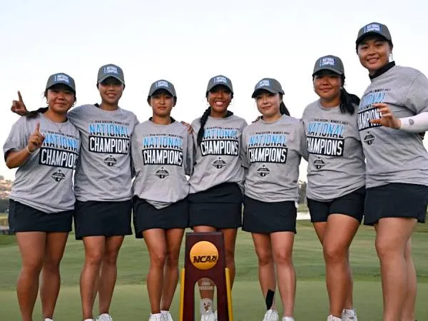 Para pegolf putri Northwestern Wildcats berpose dengan trofi NCAA. (Foto: AP)