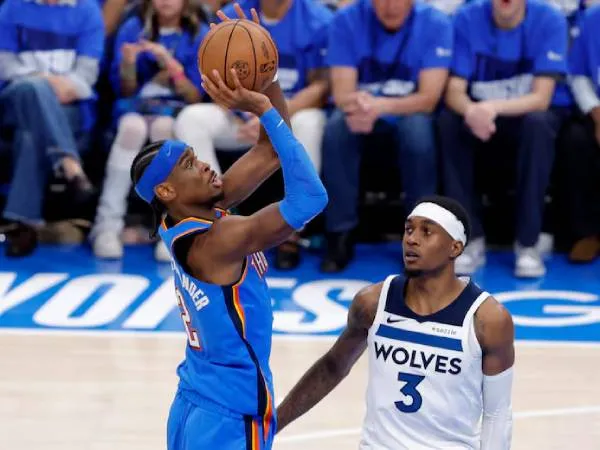 Shai Gilgeous-Alexander (kiri) mencetak 38 poin saat Oklahoma City Thunder meraih kemenangan 118-103 atas tim tamu Minnesota Timberwolves pada Game 2 final Wilayah Barat pada hari Kamis (22/5).