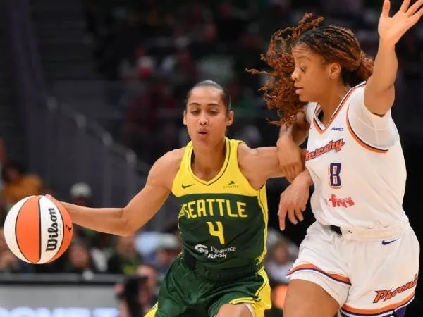 Skylar Diggins (kiri) mencetak 24 poin saat Seattle Storm meraih kemenangan 77-70 atas tim tamu Phoenix Mercury pada Jumat (23/5) malam. (Foto: AP)