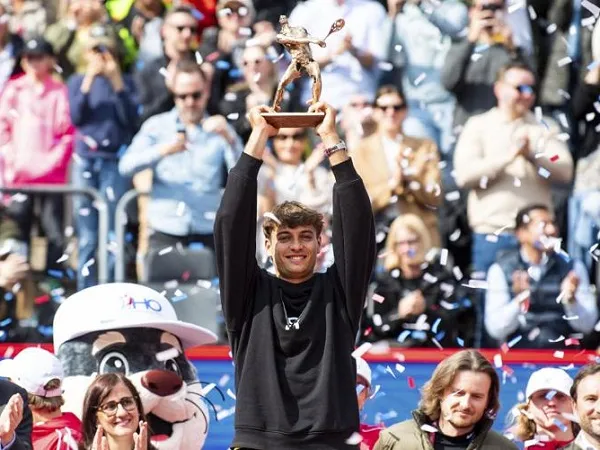 Kejutkan Andrey Rublev, Flavio Cobolli Angkat Trofi Kemenangan Di Hamburg