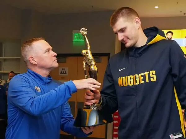 Michael Malone tampak memberikan trofi MVP NBA kepada Nikola Jokic saat dirinya masih menjadi pelatih Nuggets. (Foto: AP)
