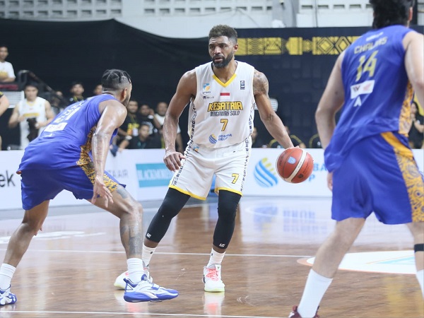 Michael Singletary Bantu KBS Menang Dramatis Atas Satria Muda