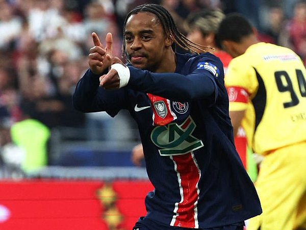 Bradley Barcola Persembahkan Trofi Coupe de France Bagi Fans PSG