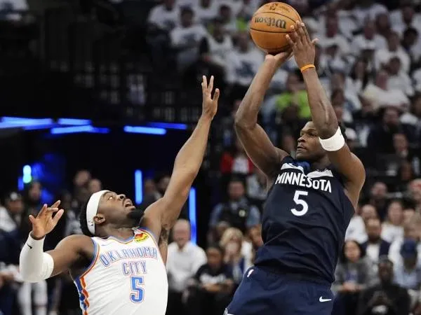 Anthony Edwards (kanan) mencetak 30 poin saat Minnesota Timberwolves mengalahkan Oklahoma City Thunder 143-101 pada Game 3 final Wilayah Barat pada Sabtu (24/5) malam. Foto: AP)