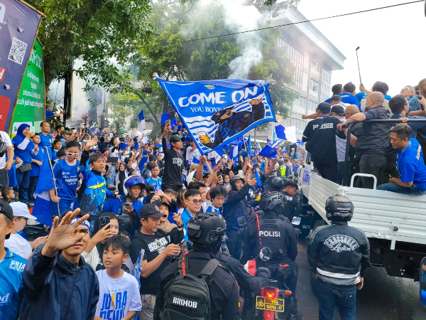 Kota Bandung Membiru, Ribuan Bobotoh Kawal Pawai Persib