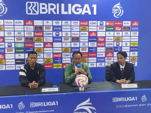 Pelatih Persis, Ong Kim Swee dalam jumpa pers usai laga