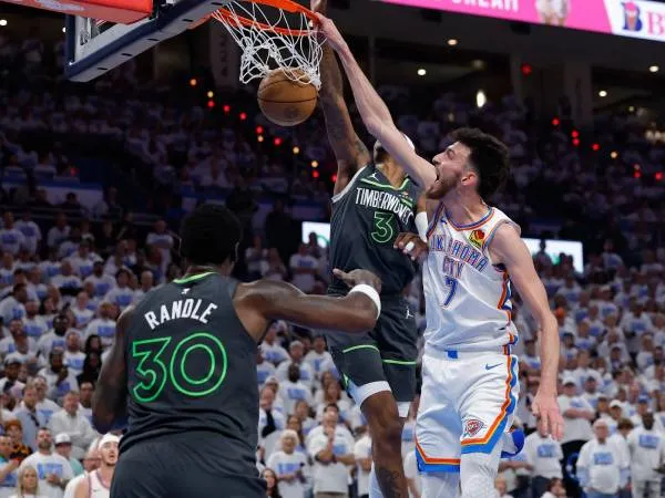 Selama babak playoff ini, Chet Holmgren (kanan) rata-rata mencetak 16,2 poin, 9,1 rebound, dan 2 blok per pertandingan. (Foto: AP)