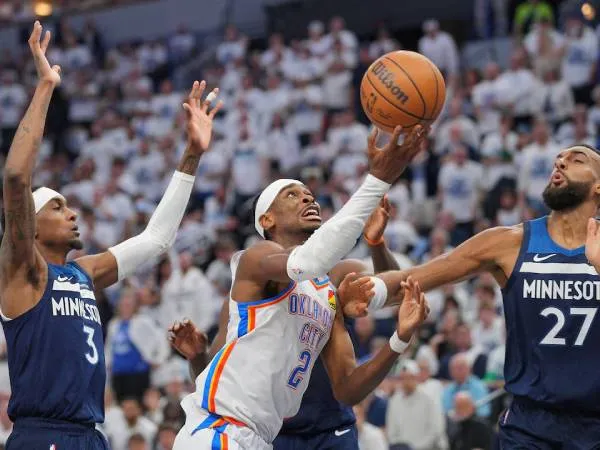 Bintang Thunder dan MVP Shai Gilgeous-Alexander (tengah) hanya mampu mencetak 14 poin - angka terendahnya di musim ini, termasuk di babak playoff. (Foto: AP)