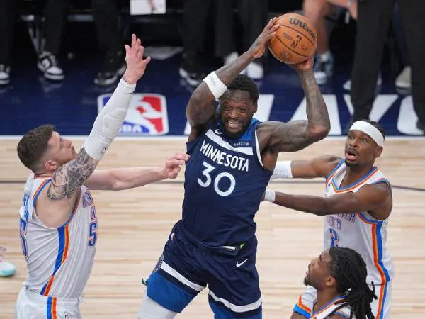 Bintang Timberwolves Julius Randle (tengah) bangkit kembali di Game 3 dengan sumbangan 24 poin. (Foto: AP)