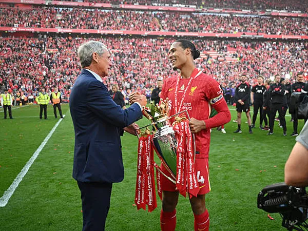 Alan Hansen Serahkan Trofi, Virgil van Dijk yang Minta Langsung