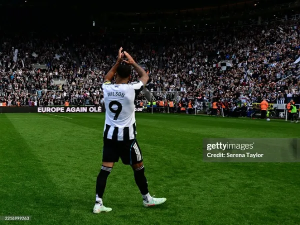 Callum Wilson tampak berpamitan dengan para penggemar Newcastle United