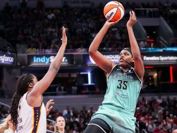 Jonquel Jones (kanan) mencetak 26 poin saat New York Liberty mengalahkan tuan rumah Indiana Fever 90-88 dalam lanjutan WNBA 2025 pada Sabtu (24/5). (Foto: AP)