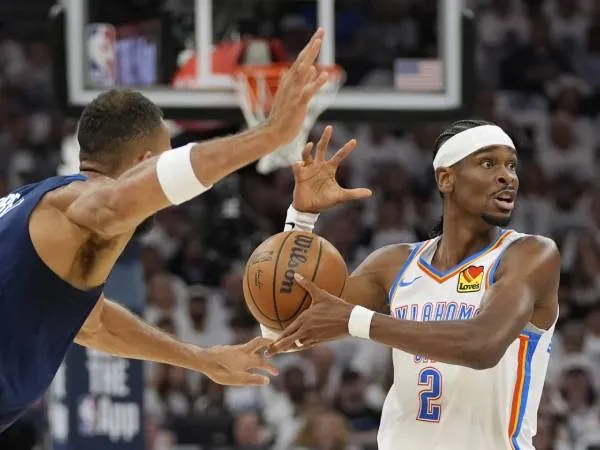 Shai Gilgeous-Alexander (kanan) ditahan hanya mencetak 14 poin di Game 3 versus Wolves. (Foto: AP)