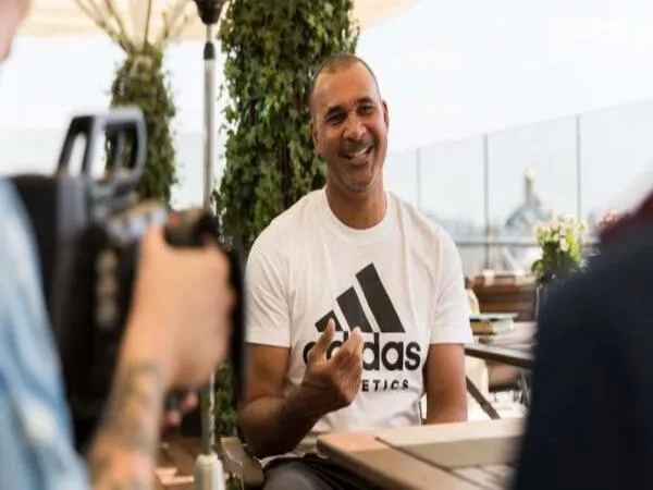 Ruud Gullit merasa ironis dengan situasi AC Milan sekarang yang terancam ditinggal pergi oleh sejumlah pemain bintangnya / via Getty Images