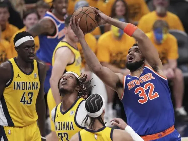 Karl-Anthony Towns (kanan) mencetak 24 poin saat New York Knicks meraih kemenangan krusial 106-100 atas Indiana Pacers pada Game 3 final Wilayah Timur, Minggu (25/5) malam.