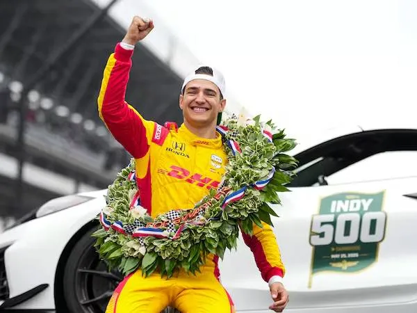 Alex Palou merayakan kemenangannya di Indianapolis 500. (Foto: AP)