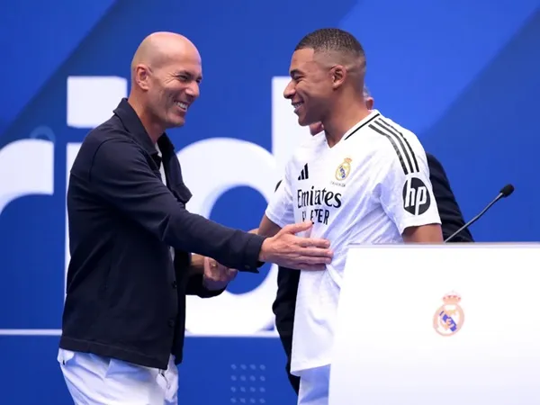 Zinedine Zidane Kirimkan Pesan untuk Modric dan Vazquez