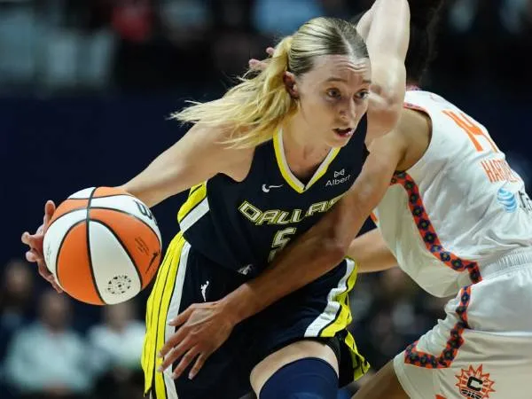 Paige Bueckers (kiri) mencetak 21 saat Dallas Wings meraih kemenangan 109-87 atas Connecticut Sun dalam lanjutan WNBA musim 2025 pada Selasa (27/5).