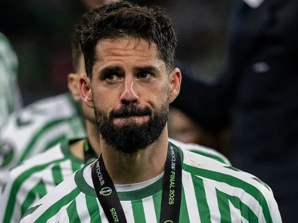 Isco menyaksikan Real Betis dibantai Chelsea di final UEFA Conference League