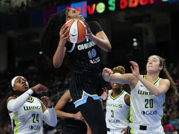 Kamilla Cardoso (tengah) mencetak 23 poin saat tuan rumah Chicago Sky mengalahkan Dallas Wings 97-92 pada Kamis (29/5). (Foto: AP)