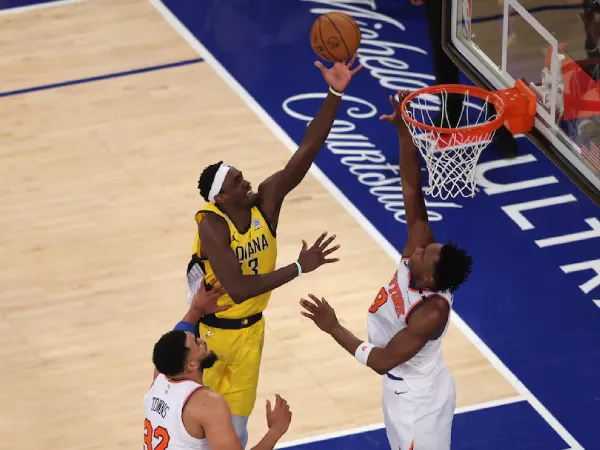 Pascal Siakam (tengah) mencetak 15 poin sebagai pemain starter Indiana Pacers dengan poin tertinggi. (Foto: AP)