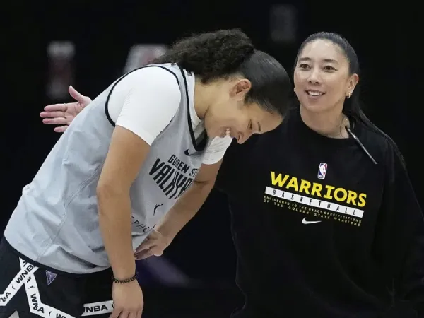 Natalie Nakase (kanan) terlihat memandu sebuah latihan Golden State Valkyrie. (Foto: AP)