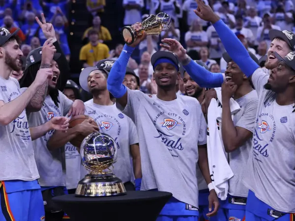 Shai Gilgeous-Alexander mengangkat Magic Johnson Trophy sebagai MVP Final Wilayah Barat. (Foto: AP)