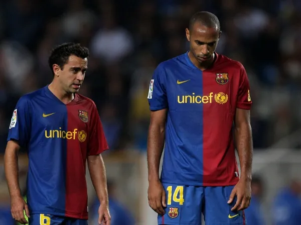 Xavi dan Thierry Henry saat masih aktif bermain di Barcelona