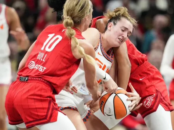 Marina Mabrey (tengah) mencetak 26 poin saat Connecticut Sun meraih kemenangan 85-83 atas Indiana Fever pada Jumat (30/5) di Indianapolis. (Foto: AP)