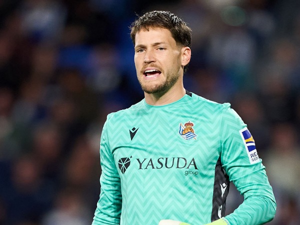 Alex Remiro Tanggapi Minat Aston Villa dan Barcelona