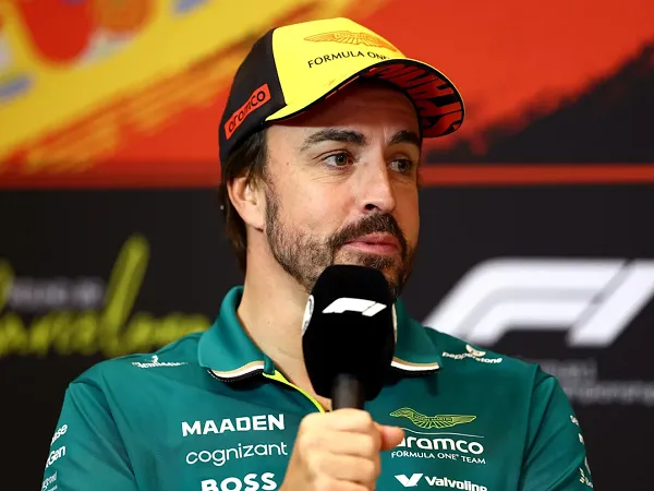 Fernando Alonso sumringah bisa raih poin di GP Spanyol.