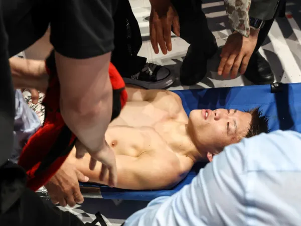 Ginjiro Shigeoka ditandu meninggalkan ring setelah kalah dari Pedro Taduran. (Foto: Fight TV)