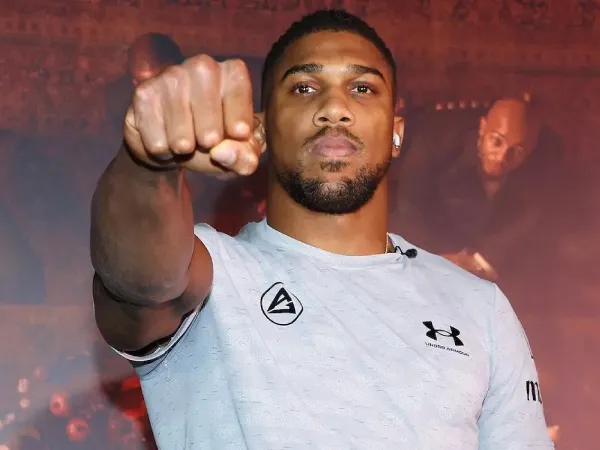 Anthony Joshua sedang menunggu, mengamati, dan merencanakan sebuah pertarungan dengan pertaruhan besar di musim gugur ini. (Foto: Fight TV)
