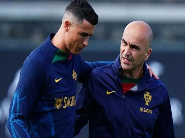 Pelatih Timnas Portugal, Roberto Martinez, mengatakan jika Cristiano Ronaldo belum punya pikiran untuk gantung sepatu dalam waktu dekat / via Getty Images