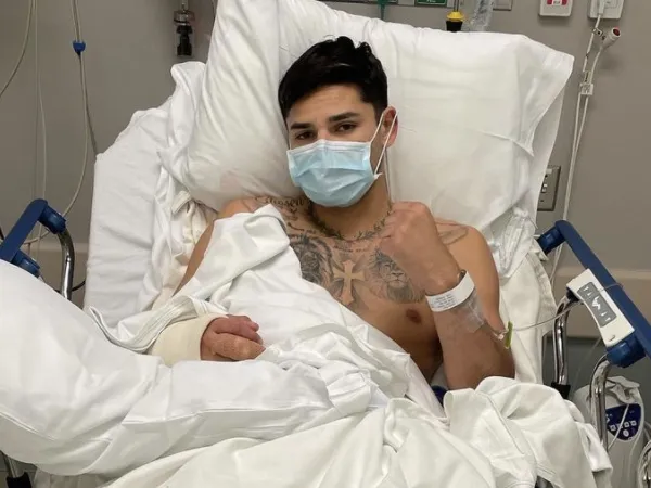 Ryan Garcia berpose di ranjang rumah sakit setelah menjalani operasi di tangan kanannya. (Foto: Fight TV)