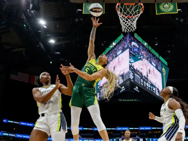 Gabby Williams (tengah) mencetak 18 poin saat Seattle Storm meraih kemenangan 83-77 atas Dallas Wings pada Selasa (3/6) malam.