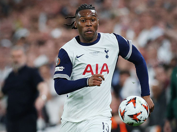 Theo Hernandez Pergi, AC Milan Incar Destiny Udogie