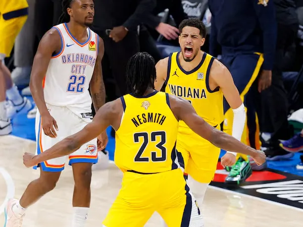 Bintang Indiana Pacers Tyrese Haliburton (kanan) melakukan selebrasi setelah melesakkan tembakan kemenangan atas Thunder di game 1 Final NBA. (Foto: AP)