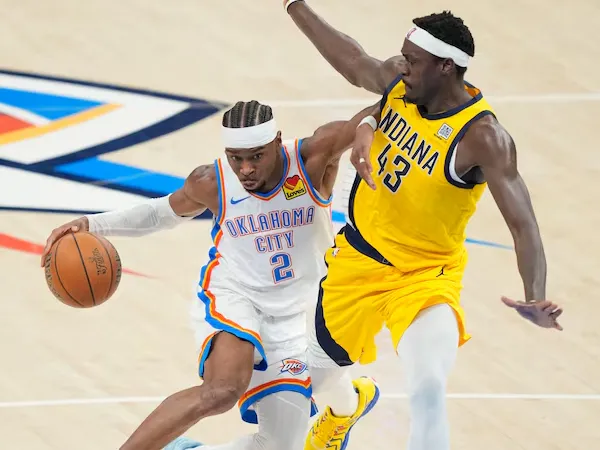 Shai Gilgeous-Alexander (kiri) memasuki Final NBA dengan total 2.960 poin musim ini, terpaut 40 poin untuk bergabung dengan klub eksklusif 3.000 poin. (Foto: AP)