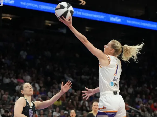 Lexi Held (kanan) mencetak 24 poin saat tuan rumah Phoenix Mercury mengalahkan Golden State Valkyries dengan skor 86-77 pada Kamis (5/6). (Foto: AP)