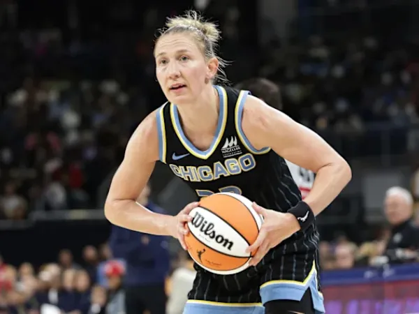 Sebelum cedera, Courtney Vandersloot rata-rata mencetak 10,6 poin, 5,3 assist, dan 1,6 steal per pertandingan dalam tujuh penampilan. (Foto: AP)