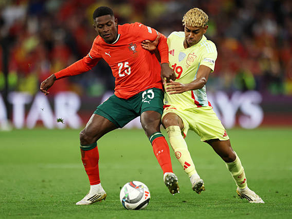 Curi Perhatian, Nuno Mendes Bungkam Lamine Yamal di Final Nations League