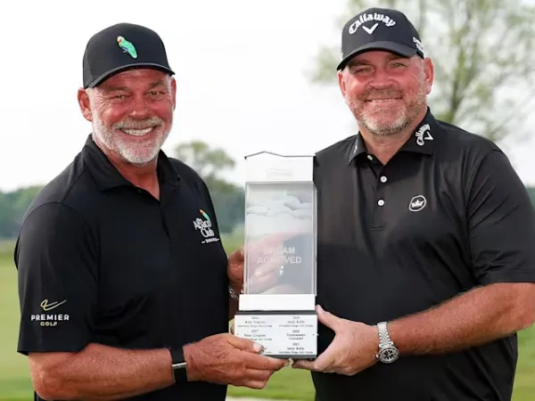 Darren Clarke dan Thomas Bjorn berpose dengan trofi American Family Insurance Championship. (Foto: Golf Digest)